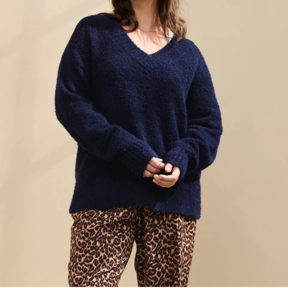 Cozy V‑Neck Navy Bouclé Sweater XLARGE - Picture 2 of 11